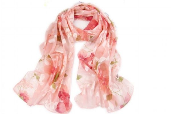 絲巾的材質(zhì)一般是什么呢 應(yīng)該如何挑選絲巾呢 絲巾的材質(zhì)一般是什么呢 應(yīng)該如何挑選絲巾呢