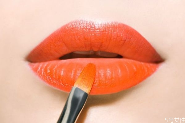 有顏色唇膏會傷害嘴唇嗎 可以經(jīng)常涂有顏色的唇膏嗎 有顏色唇膏會傷害嘴唇嗎 可以經(jīng)常涂有顏色的唇膏嗎