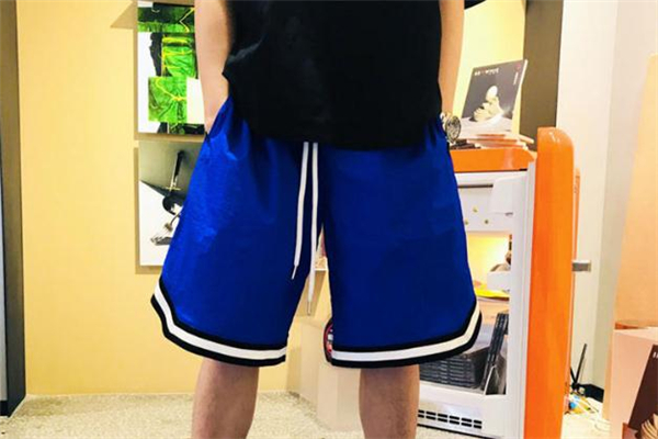 男生運(yùn)動短褲什么款式好看 男生穿什么運(yùn)動短褲顯腿長