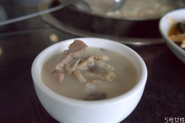 羊肉湯可以放醋嗎 不能同時(shí)食用 羊肉湯可以放醋嗎 不能同時(shí)食用