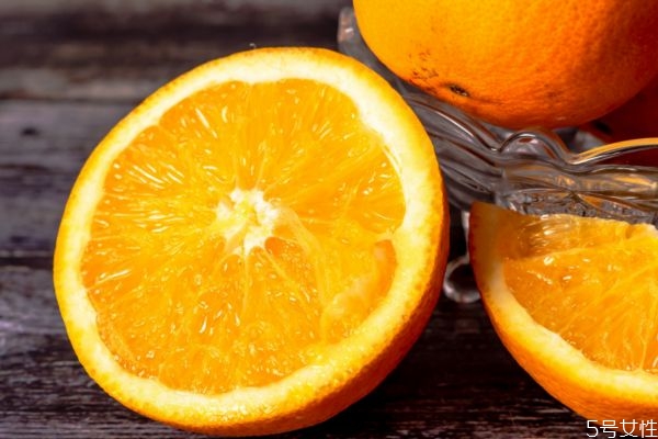 橙子有點(diǎn)苦能吃嗎 橙子營(yíng)養(yǎng)又健康的吃法 橙子有點(diǎn)苦能吃嗎 橙子營(yíng)養(yǎng)又健康的吃法