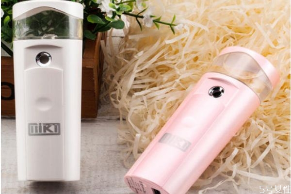 噴霧補(bǔ)水儀里面是什么水 噴霧補(bǔ)水儀可以放爽膚水嗎 噴霧補(bǔ)水儀里面是什么水 噴霧補(bǔ)水儀可以放爽膚水嗎