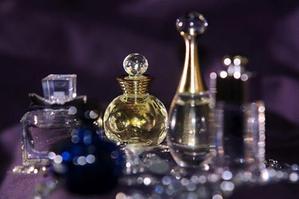 適合上班族噴的香水有哪些 25歲適合噴什么香水 適合上班族噴的香水有哪些 25歲適合噴什么香水