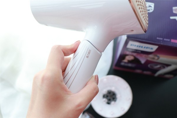 用吹風(fēng)機(jī)吹衣服有什么壞處 吹風(fēng)機(jī)吹衣服要注意什么 用吹風(fēng)機(jī)吹衣服有什么壞處 吹風(fēng)機(jī)吹衣服要注意什么