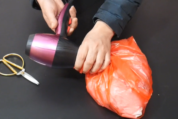 用吹風(fēng)機(jī)吹衣服有什么壞處 吹風(fēng)機(jī)吹衣服要注意什么 用吹風(fēng)機(jī)吹衣服有什么壞處 吹風(fēng)機(jī)吹衣服要注意什么