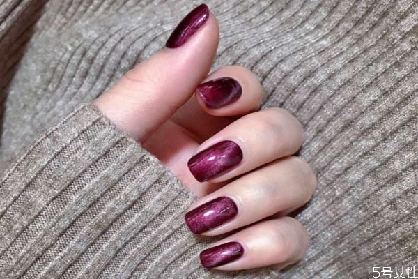 怎樣涂指甲油不會(huì)掉 涂指甲油不出邊的技巧 怎樣涂指甲油不會(huì)掉 涂指甲油不出邊的技巧