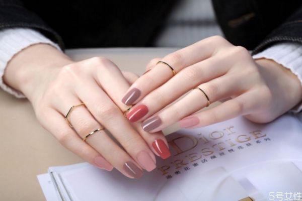 怎樣涂指甲油不會(huì)掉 涂指甲油不出邊的技巧 怎樣涂指甲油不會(huì)掉 涂指甲油不出邊的技巧