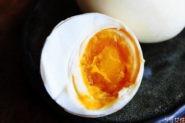 咸鴨蛋可以放多久呢 咸鴨蛋的儲(chǔ)藏方法有什么呢 咸鴨蛋可以放多久呢 咸鴨蛋的儲(chǔ)藏方法有什么呢