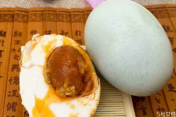 咸鴨蛋可以放多久呢 咸鴨蛋的儲(chǔ)藏方法有什么呢 咸鴨蛋可以放多久呢 咸鴨蛋的儲(chǔ)藏方法有什么呢