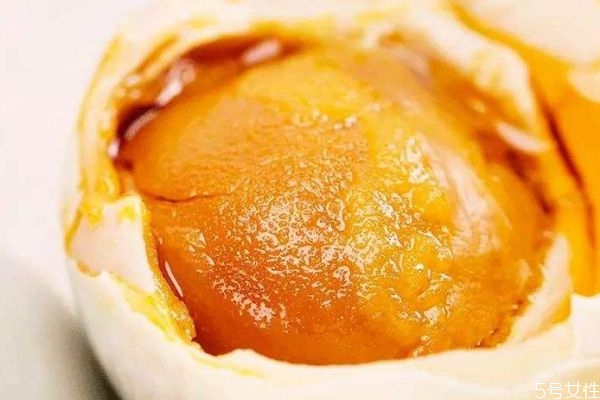 出油咸鴨蛋好吃還是不出油的好吃呢 出油咸鴨蛋好吃還是不出油的好吃呢