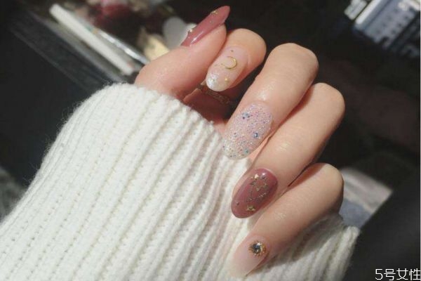 怎樣涂指甲油不會(huì)掉 涂指甲油不出邊的技巧 怎樣涂指甲油不會(huì)掉 涂指甲油不出邊的技巧