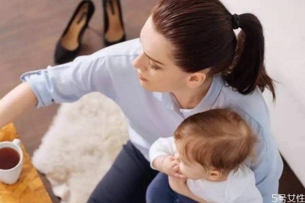 照顧孩子是妻子一個人義務(wù)嗎 父親應(yīng)不應(yīng)該照顧孩子呢 照顧孩子是妻子一個人義務(wù)嗎 父親應(yīng)不應(yīng)該照顧孩子呢