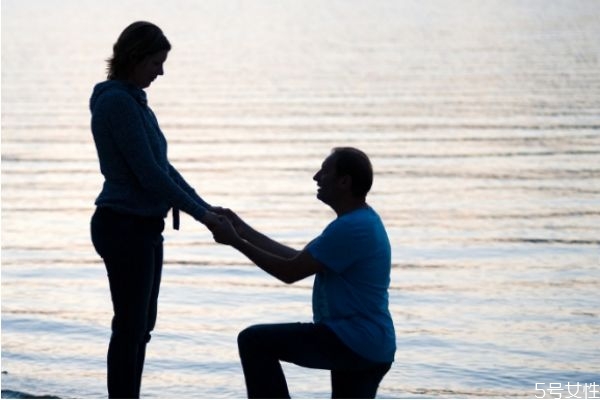 求婚是哪只腿跪地 求婚常用知識(shí)大錦集 求婚是哪只腿跪地 求婚常用知識(shí)大錦集