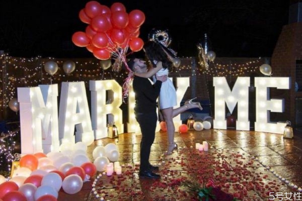 怎么求婚讓女友驚喜 求婚準(zhǔn)備清單 怎么求婚讓女友驚喜 求婚準(zhǔn)備清單