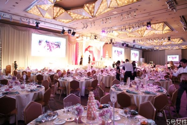 異地戀結婚先在男方辦酒席還是先在女方辦酒席