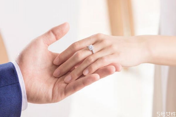 求婚戒指買多少價位的比較好 求婚戒指推薦 求婚戒指買多少價位的比較好 求婚戒指推薦