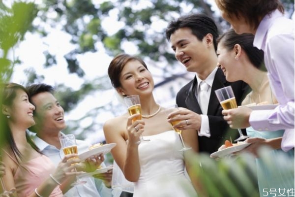 異地戀結婚先在男方辦酒席還是先在女方辦酒席