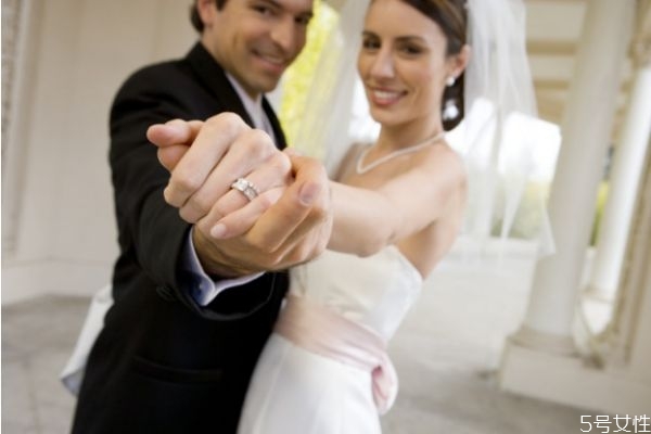 異地戀結婚先在男方辦酒席還是先在女方辦酒席