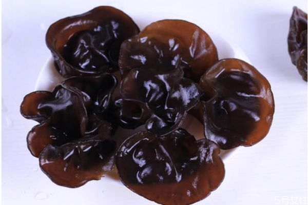 什么人不能吃黑木耳呢 黑木耳怎么做好吃呢 什么人不能吃黑木耳呢 黑木耳怎么做好吃呢