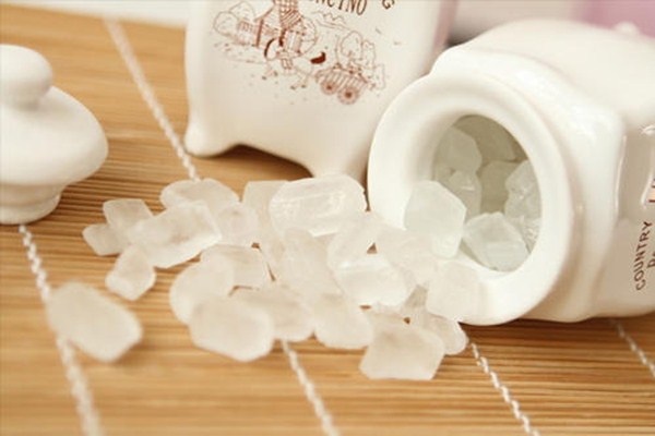 冰糖一天吃多少適合 冰糖含有哪些成分 冰糖一天吃多少適合 冰糖含有哪些成分