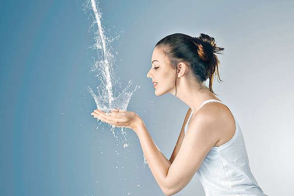 冬天用溫水洗臉的好處 冬天為什么不能用過熱的水洗臉