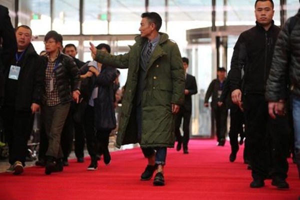 軍大衣和羽絨服哪個(gè)更保暖 軍大衣為什么這么保暖 軍大衣和羽絨服哪個(gè)更保暖 軍大衣為什么這么保暖