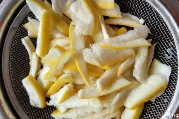 柚子皮能吃嗎 柚子皮的作用有什么呢 柚子皮能吃嗎 柚子皮的作用有什么呢