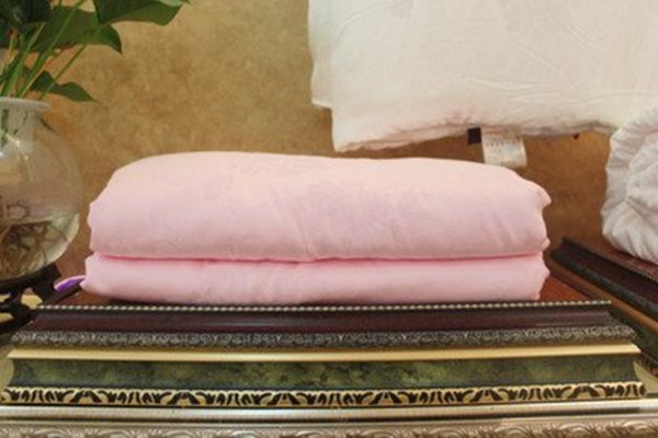 蠶絲被為什么越睡越冷 體寒的人不能蓋蠶絲被嗎 蠶絲被為什么越睡越冷 體寒的人不能蓋蠶絲被嗎