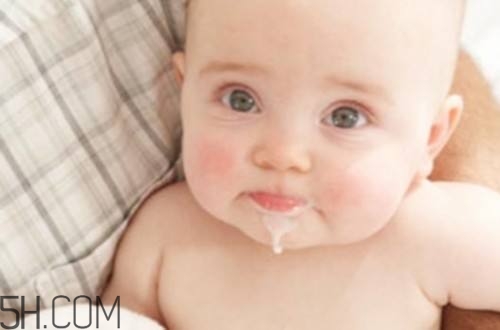 怎樣能減少寶寶吐奶情況？寶寶吐奶后要注意哪些問題？