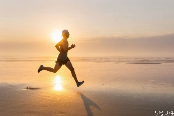 跑步前要擦水乳嗎 跑步前后護膚注意事項 跑步前要擦水乳嗎 跑步前后護膚注意事項