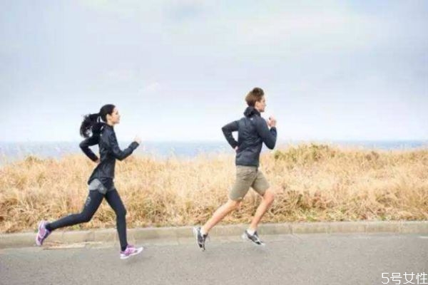 跑步前要擦水乳嗎 跑步前后護膚注意事項 跑步前要擦水乳嗎 跑步前后護膚注意事項