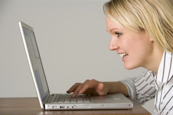 和女生看電影時(shí)應(yīng)該找什么話題 和女生看電影要注意什么 和女生看電影時(shí)應(yīng)該找什么話題 和女生看電影要注意什么