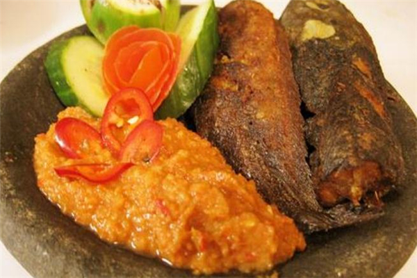 鯰魚(yú)可以炸著吃嗎 炸鯰魚(yú)的做法 鯰魚(yú)可以炸著吃嗎 炸鯰魚(yú)的做法