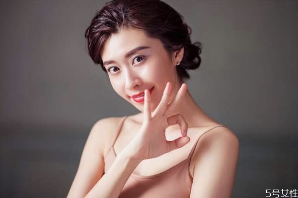 油性皮膚應(yīng)該怎么護(hù)理呢 油性皮膚護(hù)理方法有什么呢 油性皮膚應(yīng)該怎么護(hù)理呢 油性皮膚護(hù)理方法有什么呢