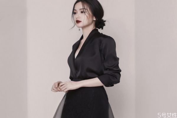 年會跳舞穿褲子還是穿裙子 女生參加年會的幾個穿搭