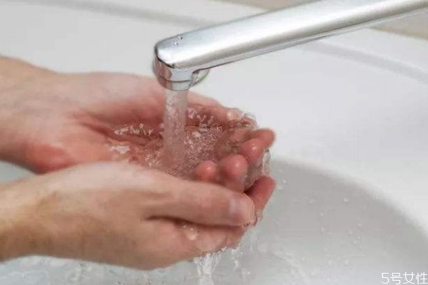 臉過(guò)敏還能用洗面奶嗎 臉過(guò)敏發(fā)紅癢用冷水洗臉好 臉過(guò)敏還能用洗面奶嗎 臉過(guò)敏發(fā)紅癢用冷水洗臉好