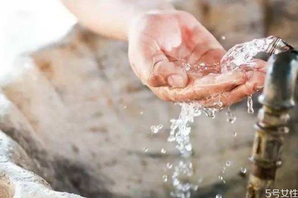 冷水洗臉會(huì)不會(huì)長痘痘 這個(gè)鍋冷水不背