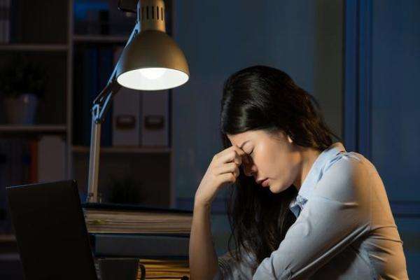 熬夜睡懶覺會長胖嗎 熬夜對女性危害有多大 熬夜睡懶覺會長胖嗎 熬夜對女性危害有多大