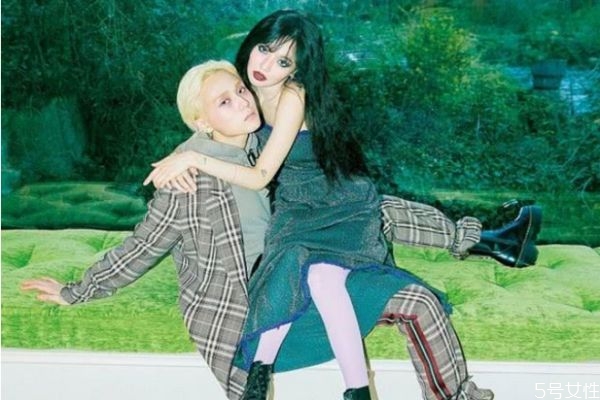 女人撒嬌說明什么意思 女人撒嬌的表現有哪些 女人撒嬌說明什么意思 女人撒嬌的表現有哪些