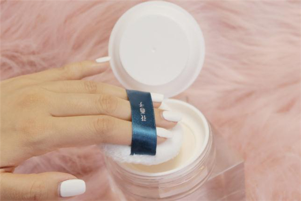 花西子散粉真的好用嗎 花西子散粉和紀梵希散粉哪個好 花西子散粉真的好用嗎 花西子散粉和紀梵希散粉哪個好