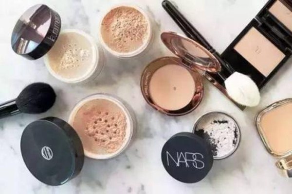 散粉和蜜粉怎么用 散粉、蜜粉和粉餅有什么區(qū)別 