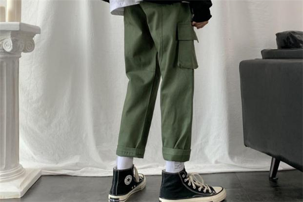 軍綠色褲子什么款式好看 男生軍綠色褲子搭配圖片 軍綠色褲子什么款式好看 男生軍綠色褲子搭配圖片