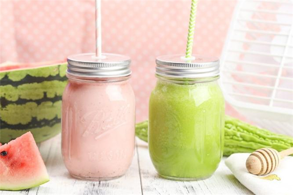 苦瓜煮熟吃好還是榨汁好 榨苦瓜汁需要去籽嗎 苦瓜煮熟吃好還是榨汁好 榨苦瓜汁需要去籽嗎