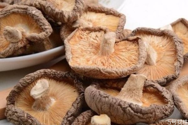 香菇是什么菇呢 香菇有什么營養(yǎng)價值呢 香菇是什么菇呢 香菇有什么營養(yǎng)價值呢