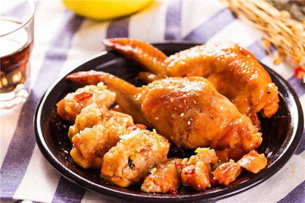 雞翅包飯可以油炸嗎 雞翅包飯?jiān)趺纯静黄破? alt=