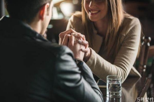 分手后男人還愛你的表現(xiàn) 男人不想真分手的表現(xiàn) 分手后男人還愛你的表現(xiàn) 男人不想真分手的表現(xiàn)