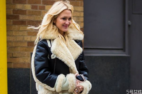 羊羔毛保暖性怎么樣 羊羔毛和棉哪個更暖和 羊羔毛保暖性怎么樣 羊羔毛和棉哪個更暖和