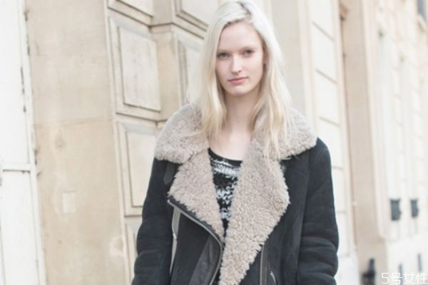 羊羔毛適合什么時候穿 羊羔毛適合什么人穿