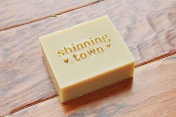 馬油皂和洗面奶有什么區(qū)別 馬油皂如何保存好 馬油皂和洗面奶有什么區(qū)別 馬油皂如何保存好