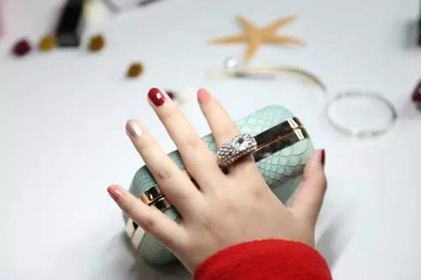 指甲油中哪個(gè)成分刺鼻 卸美甲的方法有哪些 指甲油中哪個(gè)成分刺鼻 卸美甲的方法有哪些